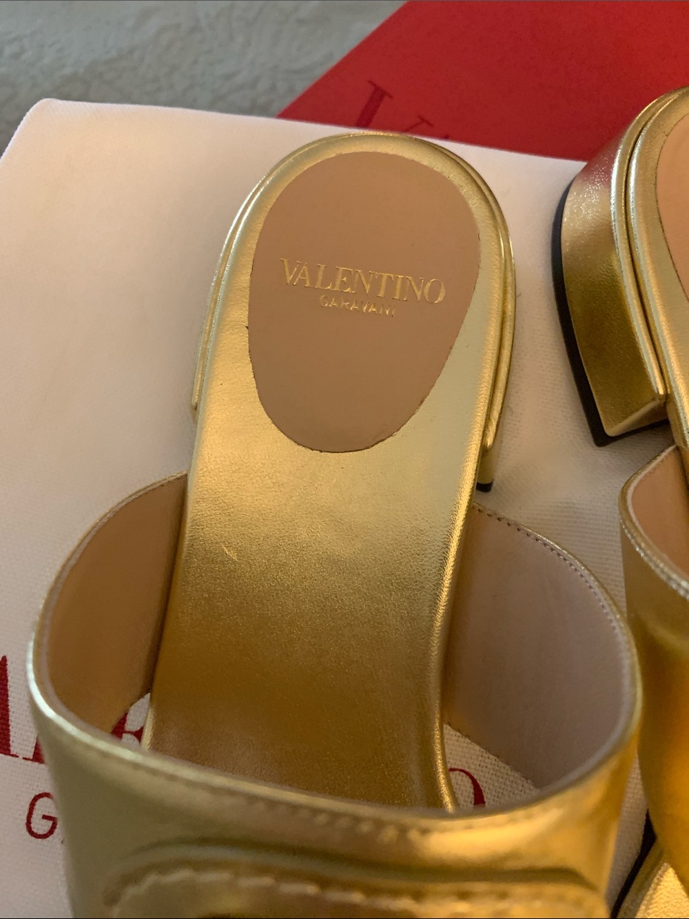 Valentino Garavani Metallic Gold Leather Thong Sandals with V Logo - Picture 4 of 8